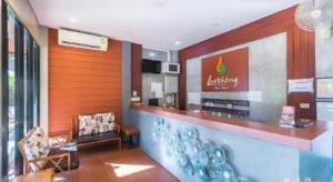 a restaurant with a counter with an aquarium on the wall at Laekhong River Resort in Ban Na Muang +78 photos