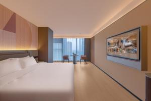 une chambre d'hôtel avec un lit et une télévision dans l'établissement Kouring Ruiyue Hotel Guogongzhuang Subway Station Branch, à Pékin 36 autres photos