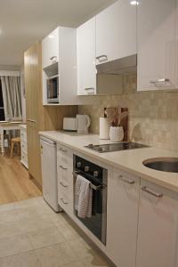 Η κουζίνα ή μικρή κουζίνα στο Beachfront Studio Fabulous Location +17 φωτογραφίες