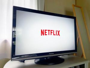 einen Bildschirm mit dem Wort Netflix in der Unterkunft 星空と田園風景のウェルカムハウス in Uwano