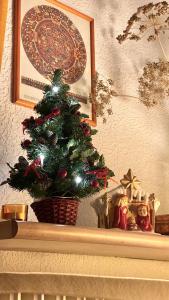 un sapin de Noël posé sur une cheminée dans l'établissement Facing the Sestriere Ski Slopes, à Borgata Sestriere