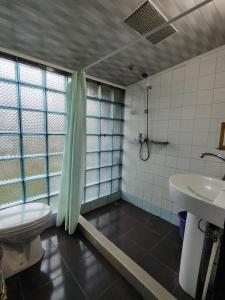 un baño con inodoro y lavabo en Moises, en Ureki