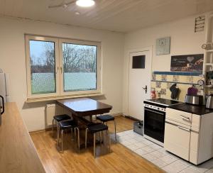 une cuisine avec une table et une cuisinière four supérieur dans l'établissement Zimmer 2, à Bullendorf
