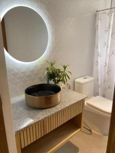 长滩岛Marzon Beach Resort - Boracay的浴室设有盥洗盆、镜子和卫生间 更多177张照片