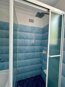 Ένα μπάνιο στο The Villawood Villa - your stylish Sydney stay with vintage charm