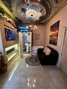 Gallery image of Travel Around The World In Just Six Days in Swansea