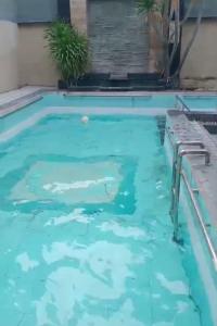 una piscina con agua azul en Villa Hayoo marem, en Sukowati