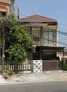 una casa con una valla delante en Villa Hayoo marem, en Sukowati