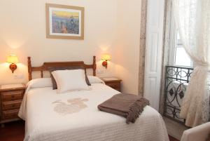 a bedroom with a bed and a window at Linares Rooms Santiago in Santiago de Compostela