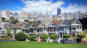 een rij huizen met een stad op de achtergrond bij The Annex - Hayes Valley in San Francisco