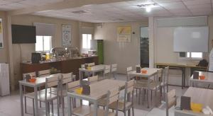 a room with tables and chairs in a kitchen at Shell Baoding Dongfeng Middle Road Kailian Hotel in Baoding