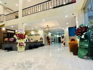 Un vestíbulo de un hotel con flores en exhibición. en Catba Paddy House, en Cat Ba