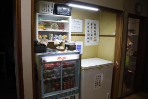 eine Küche mit einem offenen Kühlschrank mit Getränken in der Unterkunft Minpakushisetsu Nipopo - Vacation STAY 19562 in Fukagawa + 27 Fotos