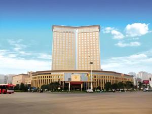 a large building with a bus in front of it at Dolton Changsha Spa Hotel in Ningxiang