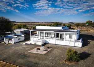 CarnarvonDellville Country House & Cottages的白色房子的空中景色