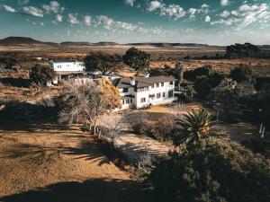 CarnarvonDellville Country House & Cottages的沙漠中房屋的空中景观 更多22张照片