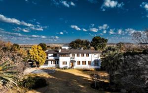 CarnarvonDellville Country House & Cottages的白色大房子的图象