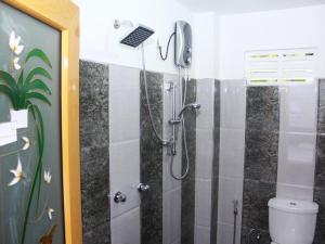 ein Bad mit einer Dusche und einem WC in der Unterkunft Dilan Guest in Mirissa