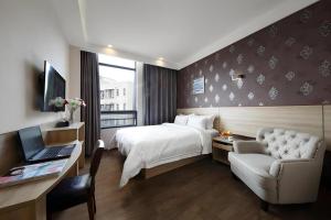 TV a/nebo společenská místnost v ubytování Hanyong Hotel Shenzhen International Exhibition Center