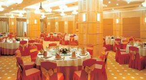 北京市にあるFujian Hotelの部屋の中にテーブルと椅子が置かれた宴会場