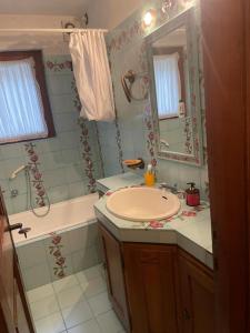 Ένα μπάνιο στο Appartamento La Montanella
