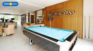 Biliár nebo kulečník v ubytování Double G Resort Anyer