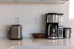 Příslušenství pro přípravu čaje a kávy v ubytování Healing Retreat, Saltwater Pool & Spa The Refuge