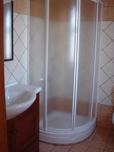A bathroom at Stalakton Country Maisonettes