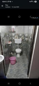 ein Badezimmer mit Toilette und Dusche mit Schafen in der Unterkunft Kashvi Homestay in Varanasi + 9 Fotos