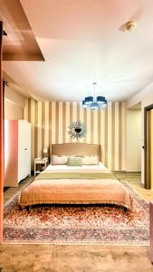 1 dormitorio con 1 cama grande con alfombra en Poiana Brașov Retreat & SPA, en Poiana Brasov 63 fotos más