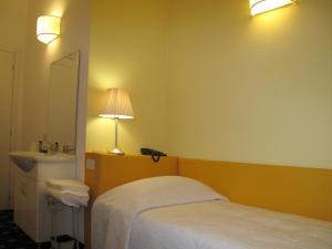 Säng eller sängar i ett rum på My Hotel Milano