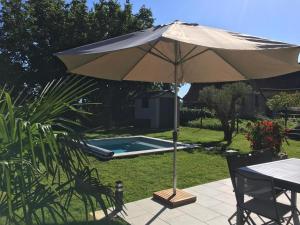 Bazén v ubytování Lou Niou De Ribillou nebo v jeho okolí