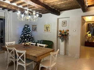 a dining room with a christmas tree and a wooden table at Casale21 in Castiglion Fiorentino