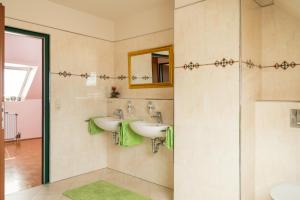a bathroom with two sinks and a shower at Privatunterkunft "An der Hecke" in Neuss