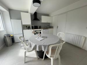 eine Küche mit Tisch und Stühlen in einem Zimmer in der Unterkunft Maison en campagne in Mortagne-sur-Sèvre