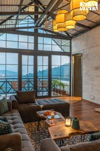 Φωτογραφία από το άλμπουμ του StayVista at The Edge of Sky with BBQ σε Chakrata