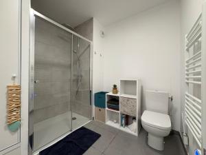 Koupelna v ubytování Sea side - MALOE Residence - beach + 20 fotografií