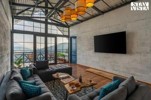 TV a/nebo společenská místnost v ubytování StayVista at The Edge of Sky with BBQ