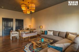 Posezení v ubytování StayVista at The Edge of Sky with BBQ