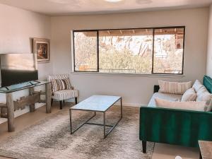 TV a/nebo společenská místnost v ubytování 13-Acres, Epic Pool & Spa in Boulders Stone&Sky