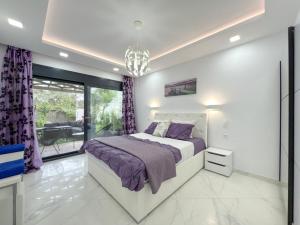 ein Schlafzimmer mit Kingsize-Bett und Balkon in der Unterkunft Diamond Luxury Villa Corfu in Káto Spílaion + 29 Fotos