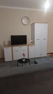 a living room with a television and a table with a table sidx sidx sidx at Apartament 35m2 in Koszalin