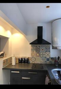 une cuisine avec un évier et un plan de travail dans l'établissement Lamaisondubois31, à Pibrac