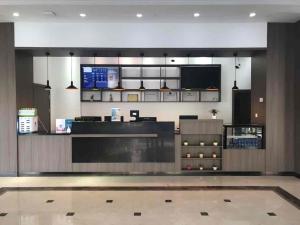 Televiisor ja/või meelelahutuskeskus majutusasutuses Hanting Hotel Shanghai Railway Station North Square