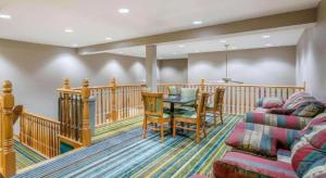 Χώρος καθιστικού στο Quality Inn & Suites Jefferson City