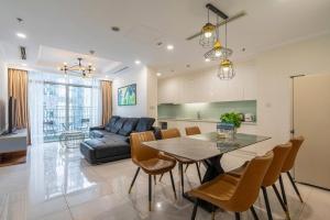 a kitchen and living room with a table and chairs at Landmark Signature Residences Ori-Stay in Kon Rung (1)