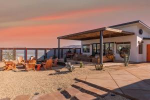 een huis met een terras met uitzicht op de oceaan bij Retro Vibes, Pool, Spa & Game Room in Twentynine Palms