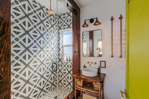 een badkamer met een wastafel en een spiegel bij Retro Vibes, Pool, Spa & Game Room in Twentynine Palms +27 foto's