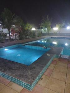 Bazén v ubytování إستراحة الريف nebo v jeho okolí