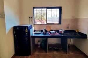 Köök või kööginurk majutusasutuses Sea-view 2 BHK bungalow, Kolthare beach, Dapoli